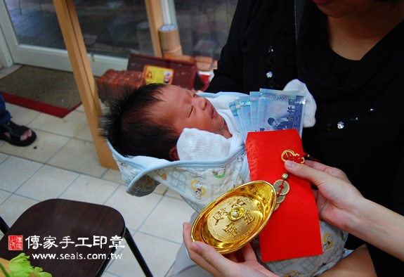 李寶寶(新北永和區嬰兒寶寶滿月剃頭理髮、免費嬰兒剃胎毛儀式吉祥話)。中國風會場，爸媽寶貝免費穿「日中韓」古裝禮服。專業拍照、DVD光碟、證書。★購買「臍帶章、肚臍章、胎毛筆刷印章」贈送：剃頭、收涎、抓周，三選一。 2015.10.31 照片15